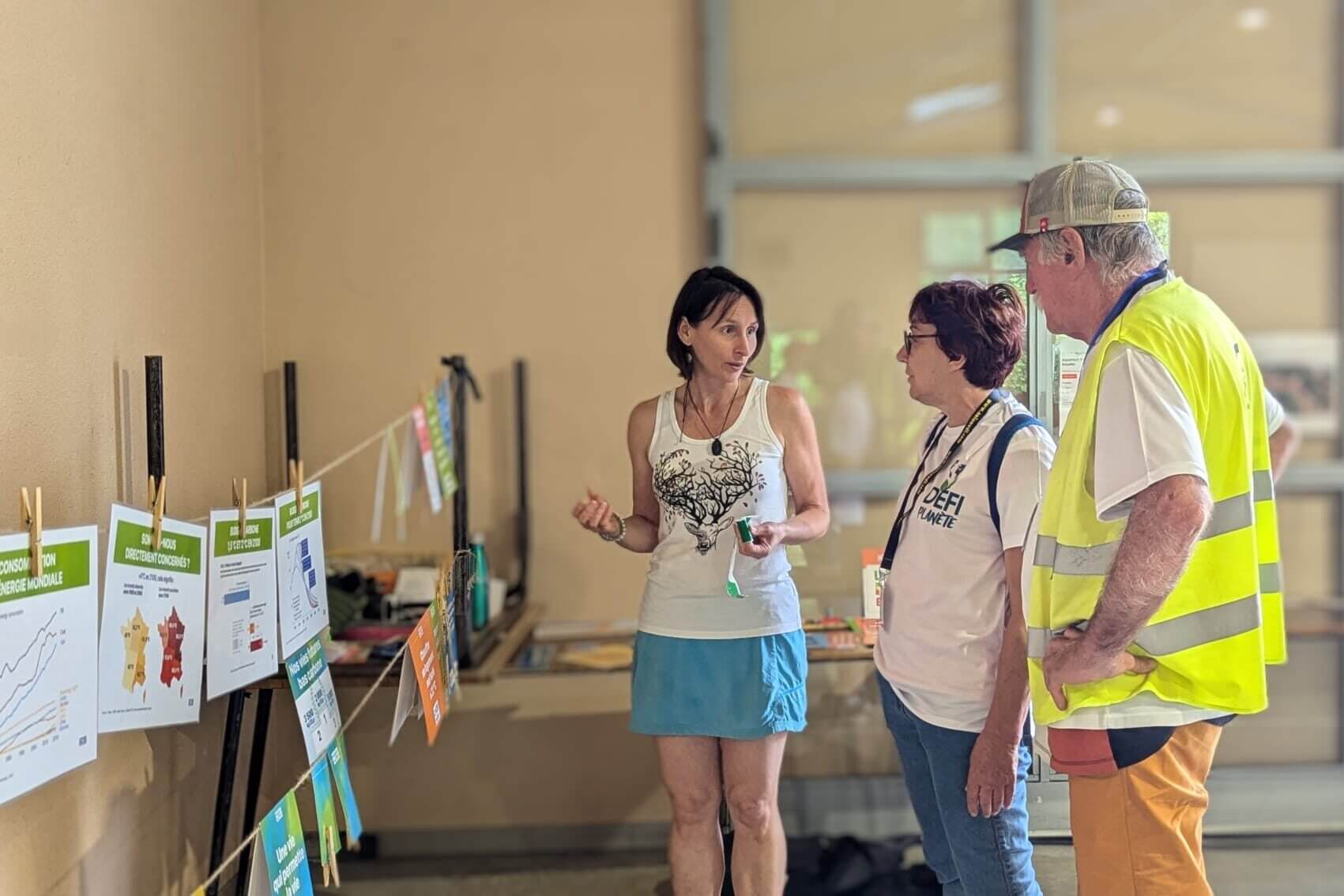 Myriam de MaaMotion en atelier Inventons nos vies bas carbone, parle à deux personnes.